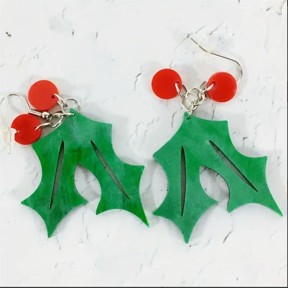 🌼 Holly Berry Dangling Hook Earrings - Picture 3 of 3